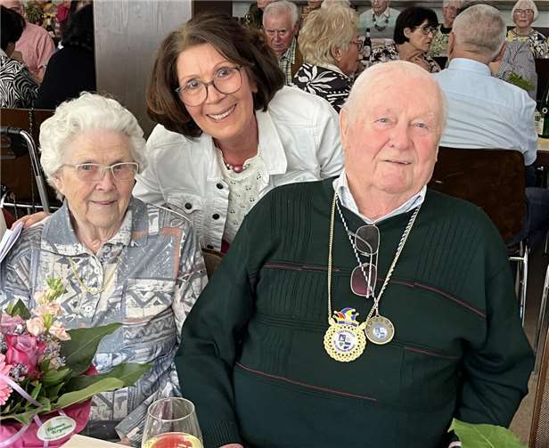 Horst Braunschädel wurde als ältester Mitbürger geehrt und bekam den Ehrenorden der Gemeinde Oberfell.