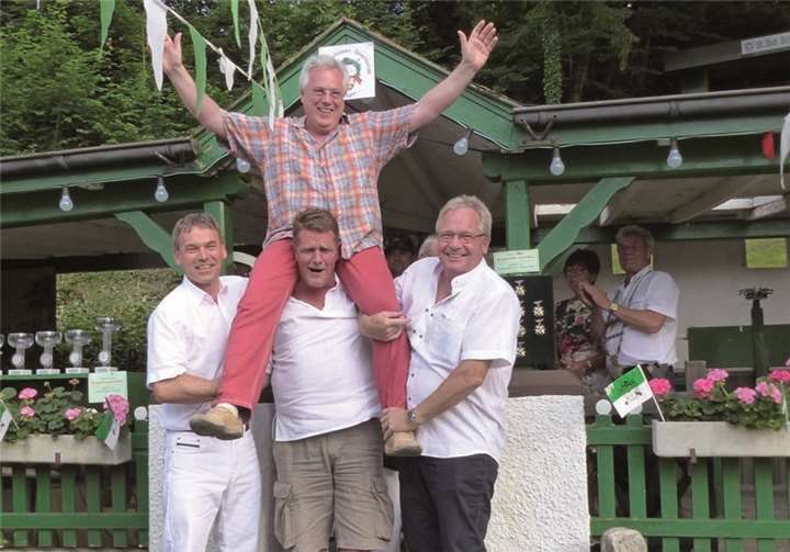 Horst Brück errang nach hartem Ringen auf dem Viktoriaberg die Würde des Bürgerkönigs und wurde auf den Schultern getragen.