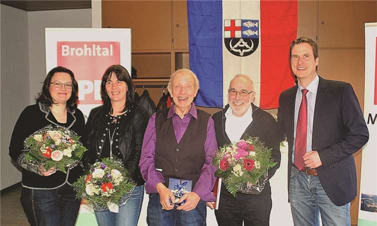 Horst Daleki (Bildmitte) im Beisein von Andrea Nahles (links), dem Vorsitzenden der SPD Weibern Michael Hilger (rechts) und der weiteren Geehrten Sabine Perk und Gerd Schricker. RÜ