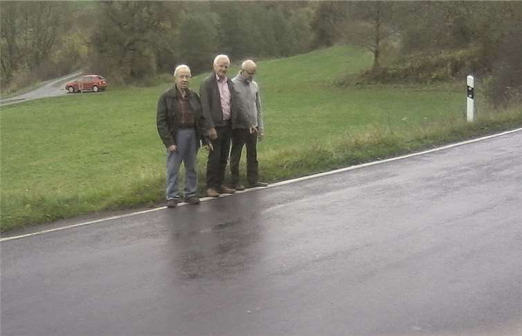 Horst Daleki, Jochen seifert und Elmar Dölle (v.l.) stehen an einer Stelle auf der L 83, an der schon mehrfach Deckenbehandlungen durchgeführt wurden.Privat