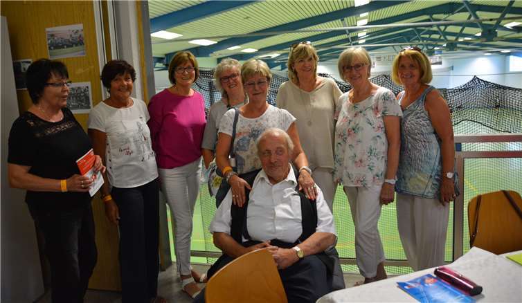 Horst Daleki im Kreis von Spielerinnen der 1.Stunde, die in der Robert-Wolff-Halle Handballgeschichte feierten.
