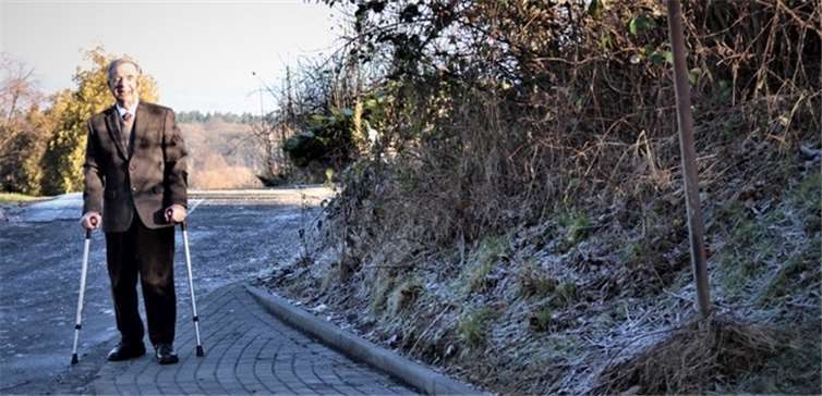 Horst-Dieter Maurer besichtigt das neue Stück des Gehwegs und freut sich über die Fertigstellung.FDP Rheinbach