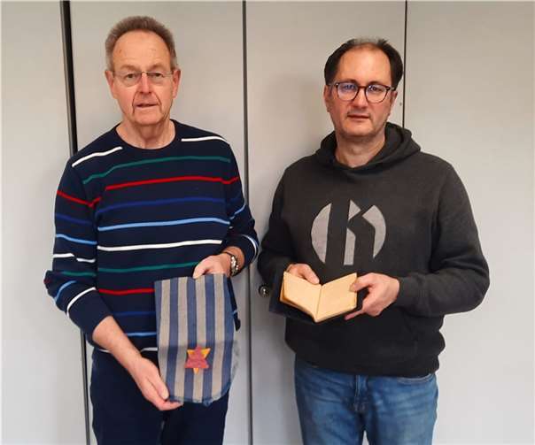 Horst Emmel bei der Übergabe der Erinnerungsstücke im Stadtarchiv Lahnstein.  Foto: Julia Schmidt
