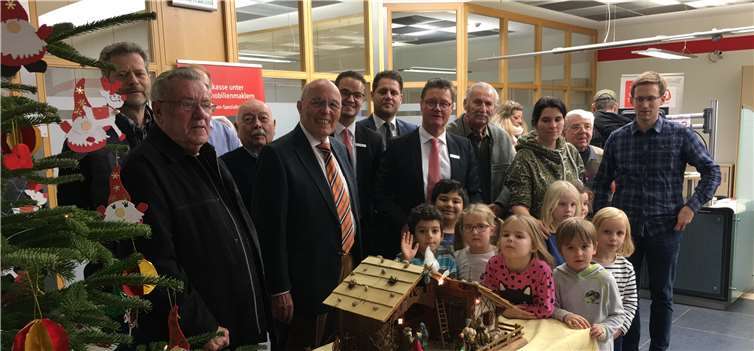 Horst Felten (Bildmitte) eröffnete gemeinsam mit weiteren Verantwortlichen und den Kindern des Kindergartens Blandine-Merten-Haus die 11. Krippenstraße in der KSK-Geschäftsstelle Bad Neuenahr.Foto: privat