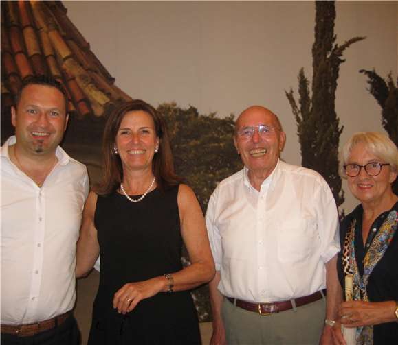 Horst Felten kam nicht mit leeren Händen, sondern brachte der Stadtverwaltung als Gegenleistung einen Ordner voller Ideen mit.privat