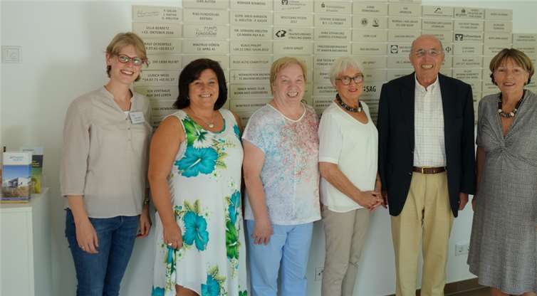 Horst Felten und seine Lebensgefährtin Brigitte Blüm übergaben Hildegard Schneider, stellvertretende Vorsitzende des Hospiz-Vereins Rhein-Ahr, Sabine Schonschek, Koordinatorin, Josefine Schwipper, Schatzmeisterin des Hospiz-Vereins und Anna Louen, stellvertretende Hospizleiterin, die großzügige Spende. Hospiz im Ahrtal gGmbh