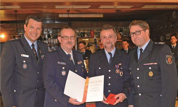 Horst Frechen (2.v.r.) wird im Beisein von Stadtwehrleiter Michael Zimmermann (r.) und Einheitsführer Alexander Krahe (l.) durch den stellvertretenden Vorsitzenden des Kreisfeuerwehrverbandes Gregor Hoffmann mit dem Deutschen Feuerwehr-Ehrenkreuz in Bronze ausgezeichnet.