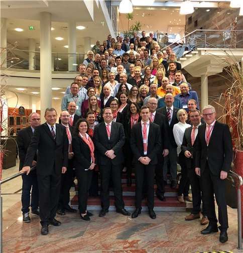 Horst Gies (2. v. r.), MdL und erster Kreisbeigeordneter, und Dieter Zimmermann (r.), Vorstandsvorsitzender der Kreissparkasse Ahrweiler, begrüßte gemeinsam mit den Vertretern des Personalrates der Kreissparkasse Ahrweiler und dem Vorstand der Arbeitsgemeinschaft die Personalräte der rheinland-pfälzischen Sparkassen und des rheinland-pfälzischen Sparkassenverbandes.privat