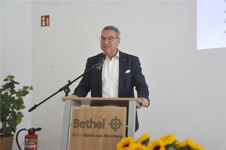 Horst Gies, Erster Beigeordneter des Kreises Ahrweiler, sprach Bethel seinen Dank aus. Foto: Philipp Kreutzer / v. Bodelschwinghsche Stiftungen Bethel