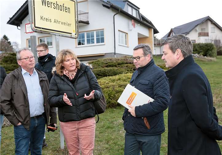 Horst Gies (MdL) (2.v.r.) und Christian Baldauf (1.v.r.) (Fraktionsvorsitzender im Landtag Rheinland-Pfalz) im Gespräch mit dem CDU-Ortsverband.
