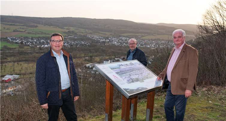 Horst Gies MdL, Hans-Jürgen Juchem und Gregor Klein mit Blick auf die kommende Trasse der Ortsumgehung Lohrsdorf. Foto: privat