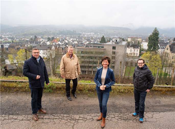 Horst Gies MdL, Karl-Heinz Sundheimer, Petra Schneider und Michael Korden (v.l.n.r.) vor der Kreisverwaltung Ahrweiler mit Richtfunkantennen zur Versorgung der Schulen mit schnellem Internet.Foto: privat