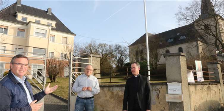 Horst Gies MdL, Michael Schneider und Pastor Alexander Burg in Karweiler. Foto: privat
