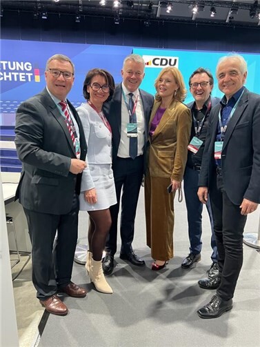 Horst Gies MdL, Petra Schneider MdL, Gordon Schnieder MdL, Julia Klöckner MdB, Michael Korden und Hans-Werner Adams (v.l.n.r.) beim CDU-Bundesparteitag in Stuttgart.Foto: P.Schneider