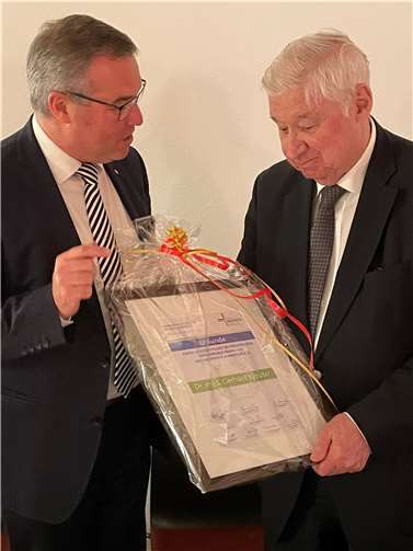 Horst Gies MdL (links), Vorsitzender des Fördervereins Krankenhaus Maria Hilf, überreichte seinem Vorgänger Dr. Gerhard Kreuter eine Urkunde, die ihn zum 1. Ehrenmitglied des Fördervereins ernennt.