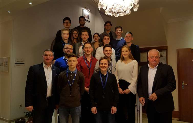 Horst Gies, MdL (links) und Guido Ernst, MdL (rechts) beim Kreistag der Jungen Union. privat