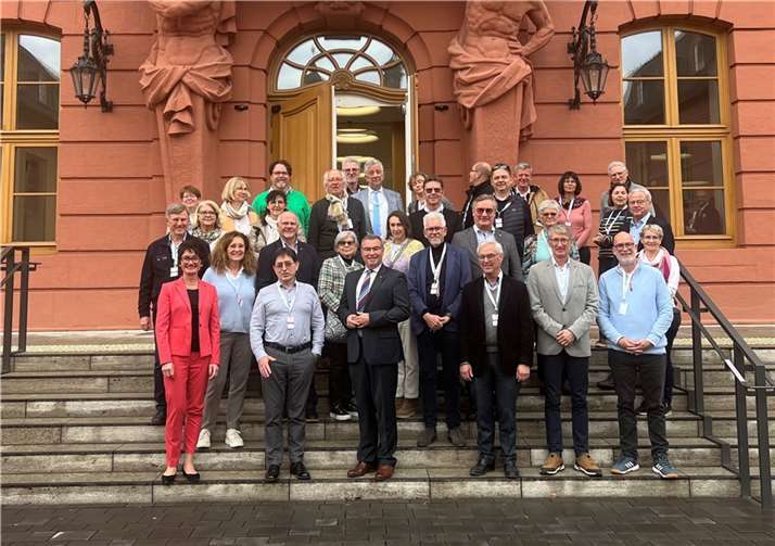 Horst Gies MdL und Petra Schneider MdL mit den Mitgliedern des Rotary Club Bad Neuenahr-Ahrweiler.  Foto: Petra Schneider