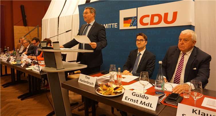 Horst Gies bei der Begrüßung der Mitglieder zum Kreisparteitag.