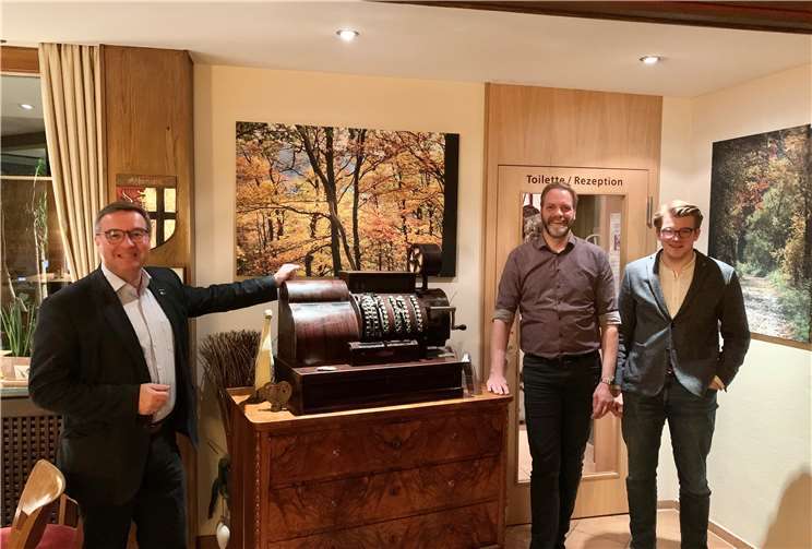 Horst Gies im Gespräch mit Andreas Carnot und Sohn Jakob Carnot. Foto: privat