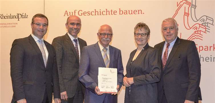 Horst Gies (l.), Guido Mombauer (2.v.l.) und Guido Ernst (r.) gehörten zu den ersten Gratulanten, als Richard Keuler den „Sparkassen Denkmalpreis Rheinland-Pfalz 2015“ aus den Händen von Beate Läsch-Weber entgegennahm. privat