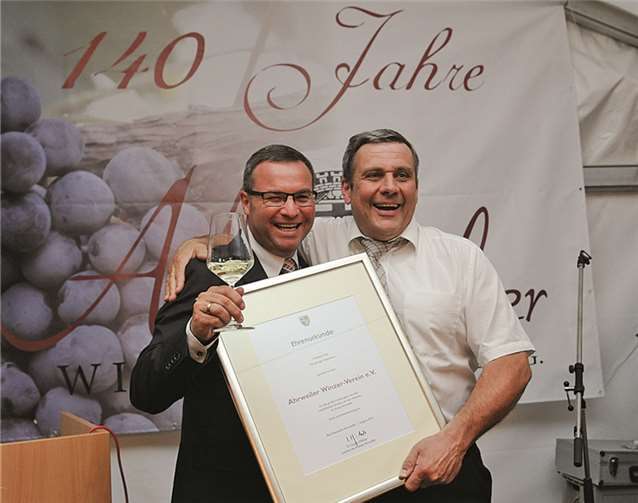 Horst Gies (links), MdL ehrte Edgar Bertram, den Chef der Genossenschaft. FotoFIX