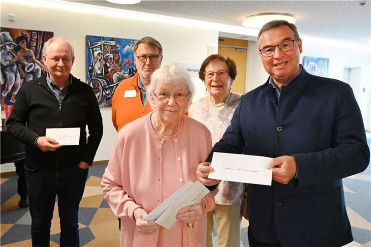 Horst Gies (rechts), der Erste Kreisbeigeordnete, bei der Übergabe des Spenden-Schecks für den Hilfsfonds „Nachbar in Not“ durch den Handarbeitskreis der Seniorenresidenz Augustinum Bad Neuenahr. Foto: Ralf Schuhmann / Kreisverwaltung Ahrweiler.  Foto: Ralf Schuhmann / Kreisverwaltung Ahrweiler