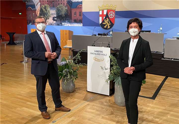 Horst Gies und Petra Schneider bei der konstituierenden Sitzung des rheinland-pfälzischen Landtags in der Rheingoldhalle in Mainz.