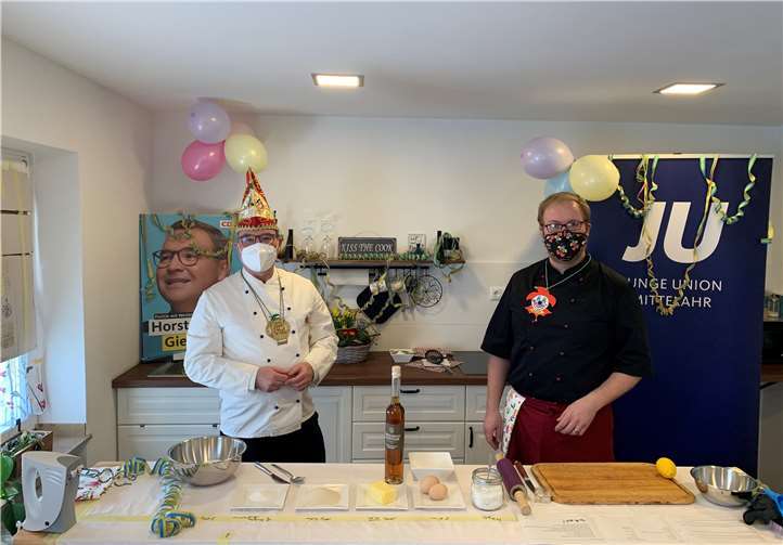 Horst Gies und Roger Bachmann backen Muuzemandeln. Foto: privat