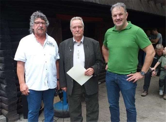 Horst Hitzenbichler erhielt für seine langjährige Mitgliedschaft Nadel und Urkunde.