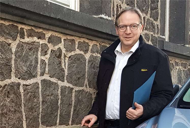 Horst Hohn bei einer Ortsführung im vergangenen Jahr an einem Gebäude in der Kettiger Dobenstraße, an welchem noch die Aufschrift „LSR“ gut sichtbar ist. Fotos: Hohn