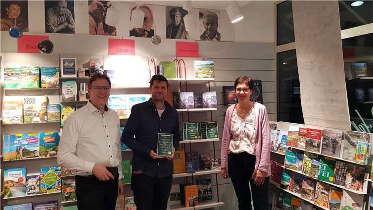 Horst Hohn (l.), Daniel Robbel und Melanie Querbach von der Buchhandlung Reuffel.  Foto: Privat