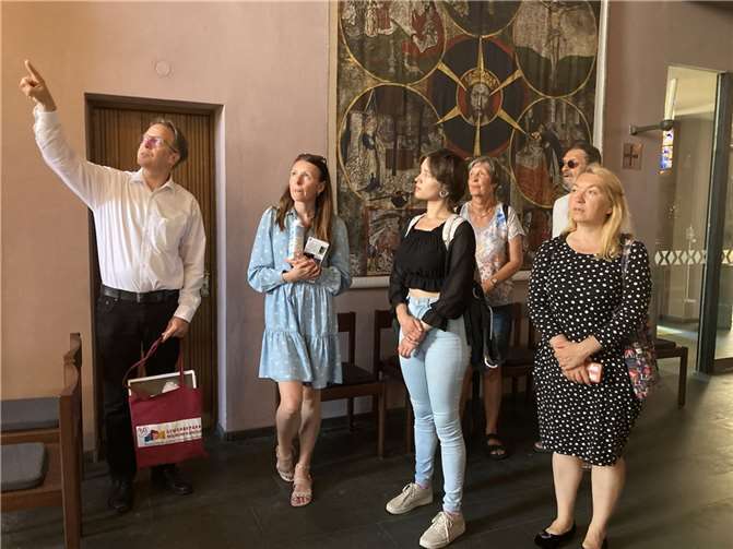 Horst Hohn zeigte der Gruppe die Schätze von Kärlich. Quelle: VG Weißenthurm