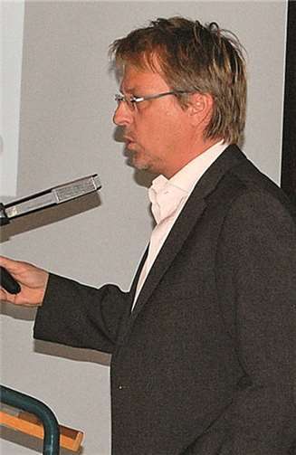 Horst Huhmann stellte die Pläne zur Modifizierung der Rheinpromenade vor und beantwortete Detailfragen zu den Vorhaben.