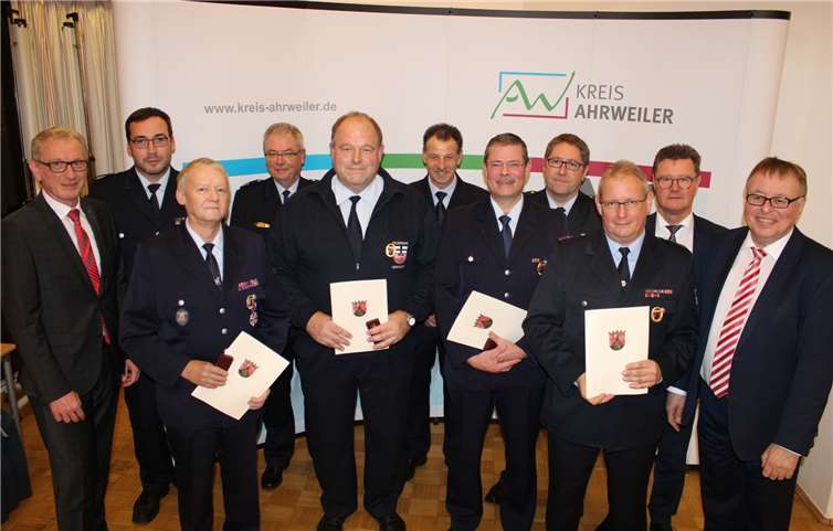 Horst Jakobs (Bad Neuenahr-Ahrweiler), Jörg Simon (Bad Neuenahr-Ahrweiler), Herms Wittkopf (Bad Neuenahr-Ahrweiler) und Richard Schorn (Bad Neuenahr-Ahrweiler; 45 Jahre) wurden mit dem Goldenen Feuerwehrehrenzeichen gewürdigt.
