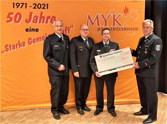 Horst Klee überreichte dem Kreisjugendfeuerwehrwart des Landkreis Ahrweiler Dirk Schorn einen Spendenscheck über 4000 Euro. Foto: privat