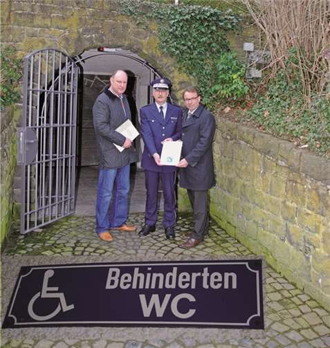 Horst Krämer mit dem Leiter der Polizeiinspektion Mayen Joachim Brandscheidt und Oberbürgermeister Wolfgang Treis (v.l.n.r.) vor Ort am Behinderten-WC unterhalb der Genovevaburg. Jasmin Franz