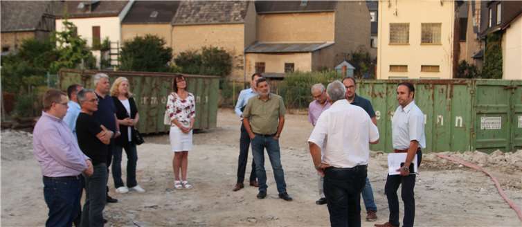 Horst Kröber erläuterte den Mitgliedern der CDU vor Ort das Bauvorhaben, zeigte unter anderem die Baulinien und den Vorschlag für die zukünftige Gestaltung des Gebäudes. Die CDU Rhein-Mosel verschaffte sich auf der Baustelle im Bereich Fährstraße / Marktplatz einen Eindruck vom Vorhaben und erhielt Einblick in die Planungsunterlagen. Von links nach rechts: Patrick Schaden (Beisitzer), Marco Kneip (Beisitzer), Achim Reick, (Beisitzer), Christoph Jung (Stellvertretender Vorsitzender CDU Rhein-Mosel), Sabrina Blum (Vorsitzende der CDU Winningen), Susanne Hartmann-Etzkorn (Beisitzerin), Lukas Brachtendorf (Beisitzer), Werner Merkenich (Beigeordneter der Verbandsgemeinde Rhein-Mosel und Stellvertretender Vorsitzender der CDU Rhein-Mosel), Manfred Frickel (Stellvertretender Fraktionsvorsitzender der CDU Fraktion im Verbandsgemeinderat Rhein-Mosel) Johannes Liesenfeld (Vorsitzender der CDU Fraktion im Verbandsgemeinderat), Horst Kröber (Investor) und Jens Firmenich (Vorsitzender der CDU Rhein-Mosel).Patrick Schaden