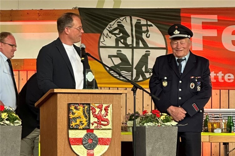 Horst Mathey (rechts) wurde von Jörg Lempertz für 60 Jahre in der Freiwilligen Feuerwehr ausgezeichnet. 