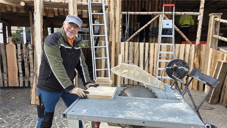 Horst Meuer, Bauleiter aus den Reihen der Prinzengarde, hat alles im Blick.