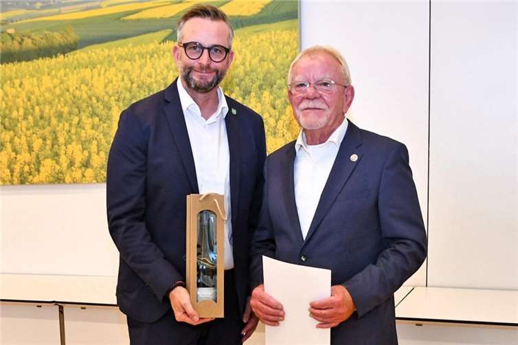 Horst Nikenich (re.) mit Landrat Marko Boos.  Foto: Kreisverwaltung Mayen-Koblenz