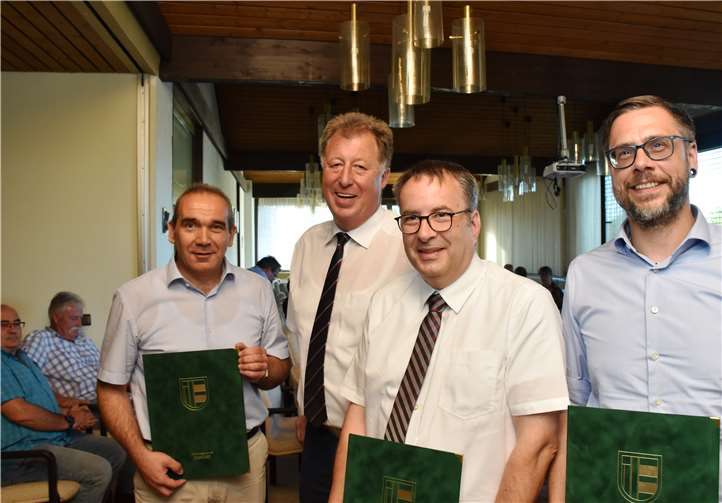 Horst Rasbach (2. v.l.) vereidigte als neue VG-Beigeordnete Oliver Köppl (r.), Hans Dieter Spohr und Mike Schmalebach (l.).Fotos: HEP