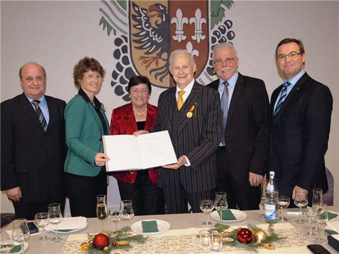 Horst Riske, Eveline Lemke, Anneliese und Karl Kreuzberg, Alfred Sebastian und Horst Gies (v.li.). -DTE-