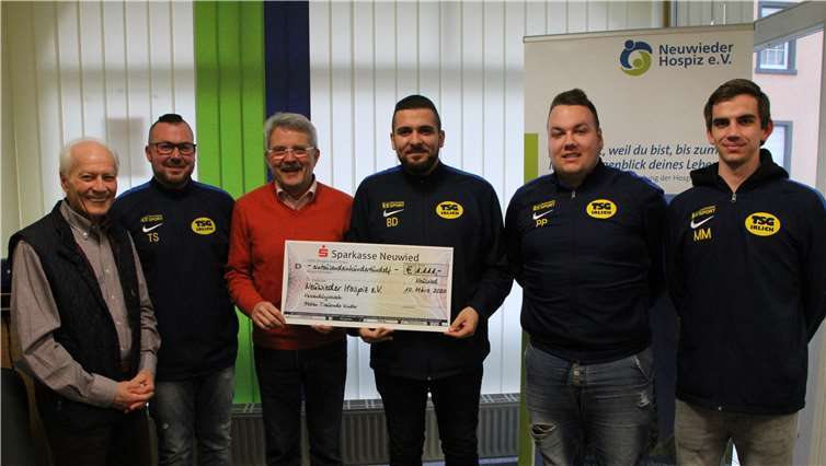 Horst Roth (Hospizverein), Torsten Schug, Hans-Peter Knossalla (Hospizverein), Björn Dahlem, Philipp Pfeifer und Michael Meenem (alle TSG Irlich, von links) bei der Spendenübergabe. Foto: Hospizverein