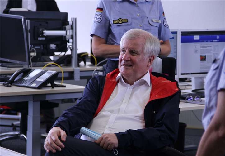 Horst Seehofer im Leitungs- und Koordinierungsstab in Bonn.