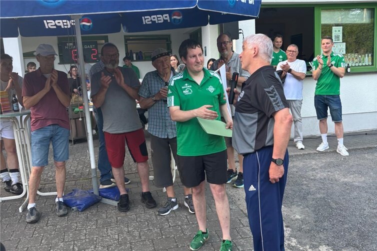 Horst Setzepfandt übergibt die Urkunde an Matthias Krechel.
