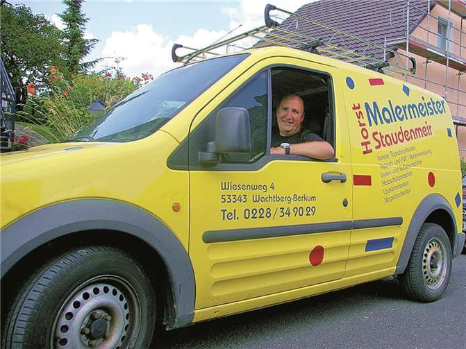 Horst Staudenmeir in seinem Malermobil. LÜ