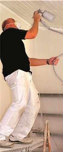 Horst Staudenmeir trägt die Farbe mit der Spritzpistole auf.LÜ