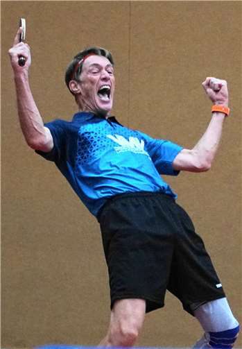 Horst Udo Mülhausen bejubelt den Punktgewinn zum Team-Remis. Foto: M. Schreiber