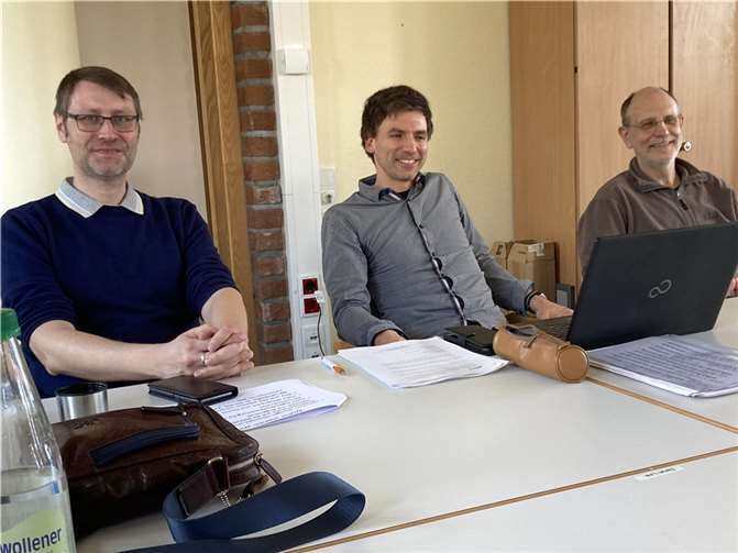 Horst Wittig, Leiter der AG IGS und Mitglied im HPR IGS (rechts), Joachim Gilles, stellvertretender Leiter der AG IGS und Mitglied im Bezirkspersonalrat IGS (links) sowie Sebastian Günther (Regionalvertreter IGS und Mitglied im BPR IGS) standen den interessierten Lehrkräften für vielfältige Fragen zur Verfügung. Foto: IGS Maifeld