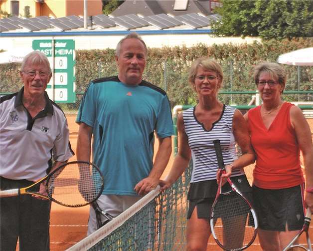 Horst Wrigge, Reinhold Neudeck, Britta Wortmann-Neudeck und Evelyn Jakupovic (v.li.). privat